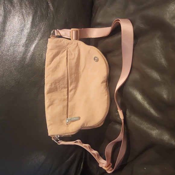 Lululemon pink purse - Picture 1 of 8